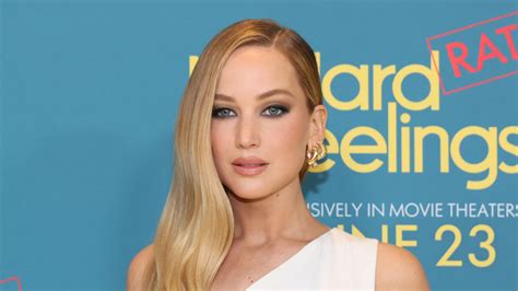 jennifer lawrence no hard feelings naked|Jennifer Lawrence prügelt sich nackt am Strand und liefert die。